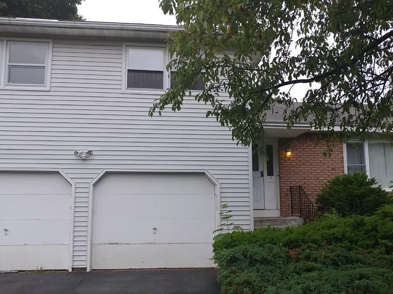7 Longwood Dr — Photo 1