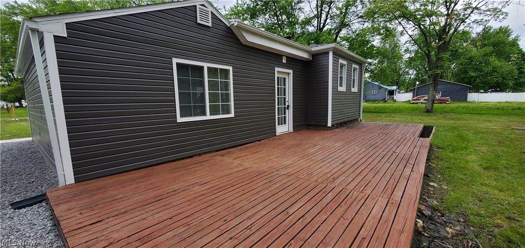 724 Briggs Rd, Leavittsburg, OH - View 3