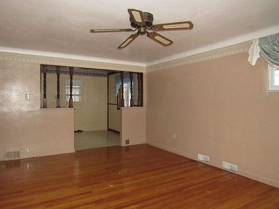 5th image of 121 W Point Dr