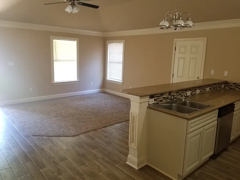 432 Hart St — Photo 3