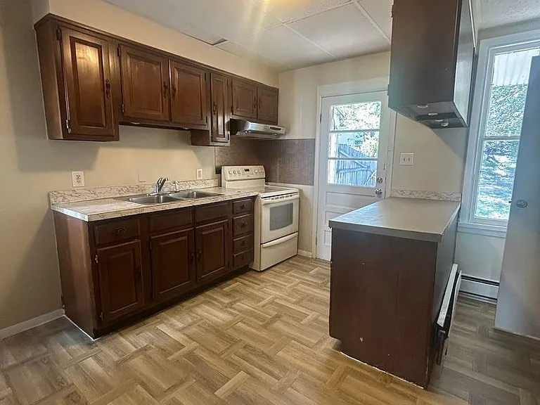 2371 Canby St — Photo 4