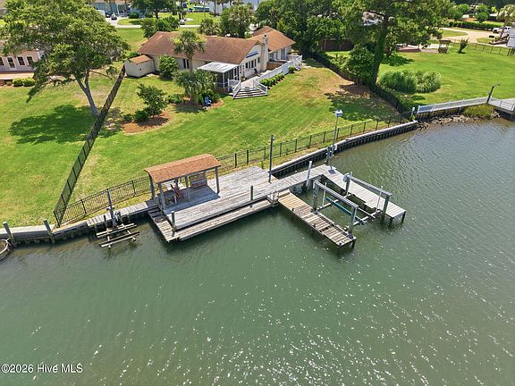 5th image of 220 Club Point Drive