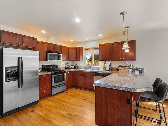 4th image of 1325 Marguerite Avenue