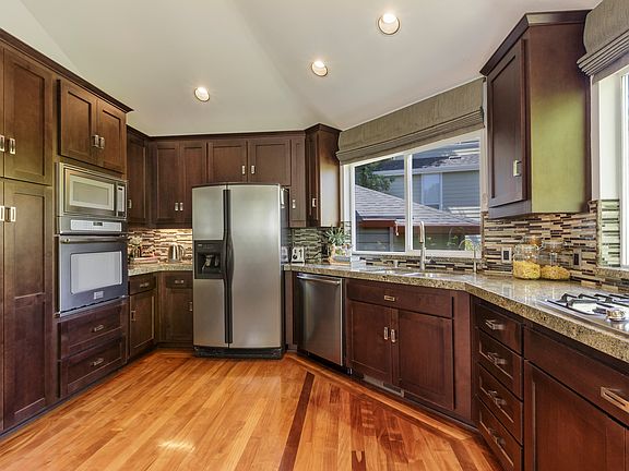 3rd image of 903 Ventura Way