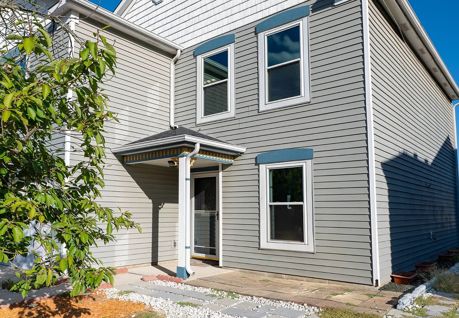 3 bed, 2.5 bath, 2030 sqft, $2,049 — Photo 4