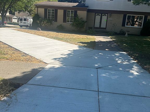 2nd image of 1280 Chaucer Dr