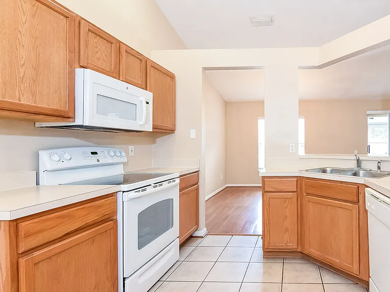 12614 Midpointe Dr — Photo 7