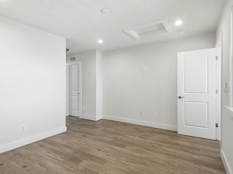 2252 S Glebe Rd — Photo 26