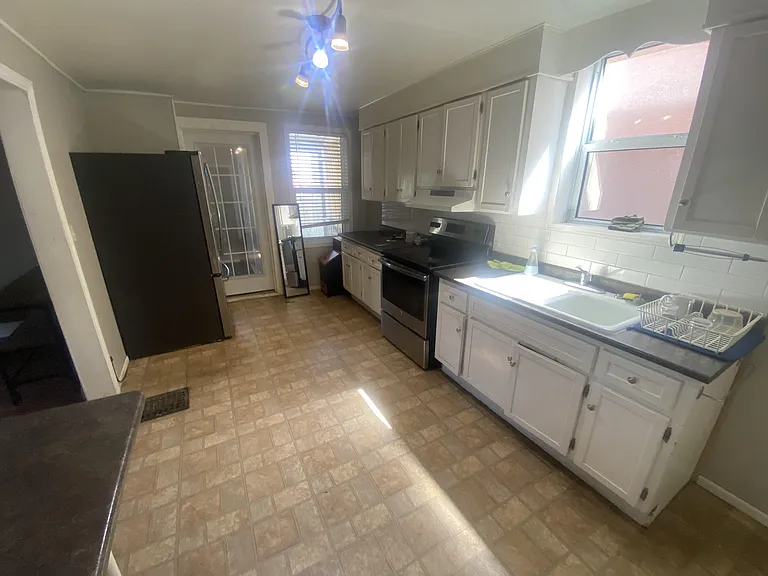 242 Archibald St N — Photo 7
