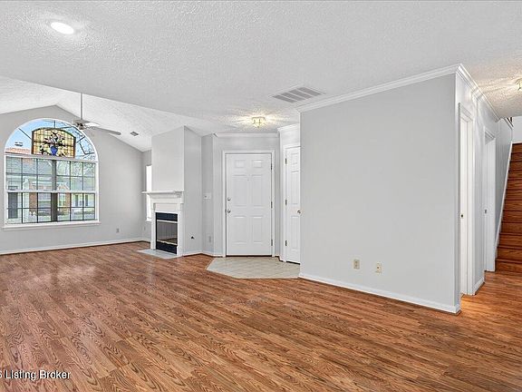 4th image of 3835 Greenhurst Dr