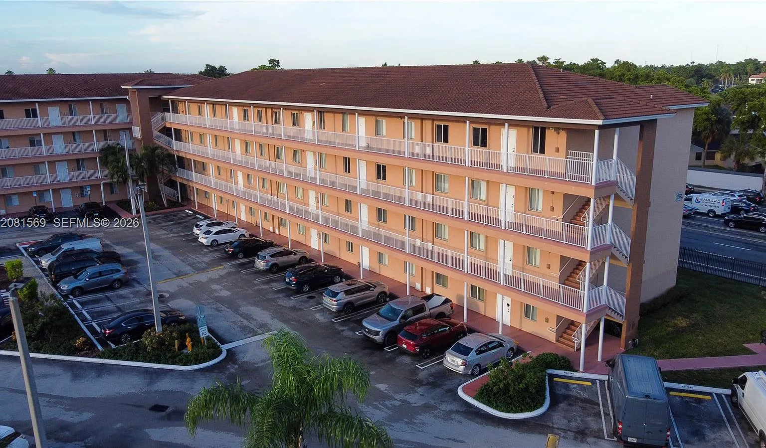 Venetia Villas Condo — Photo 1