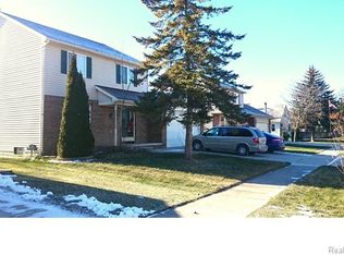 70 Larchwood Dr, Troy, MI 48083