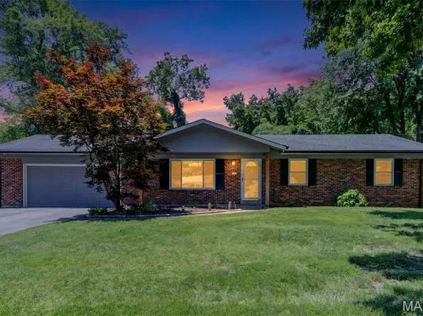 18 Twin Oaks Dr, Saint Charles, MO 63303