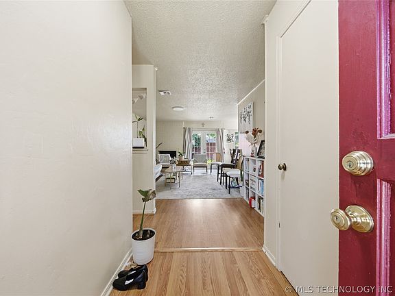 5th image of 518 E E St