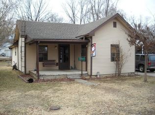 811 4th St, Carmi, IL 62821