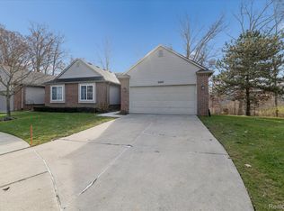 2607 S Moonglow Ct #35, Hartland, MI 48353