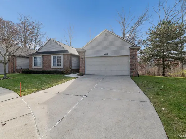 2607 S Moonglow Ct #35, Hartland, MI 48353