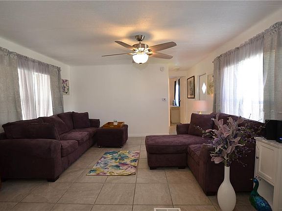 2nd image of 924 Laurel Cir