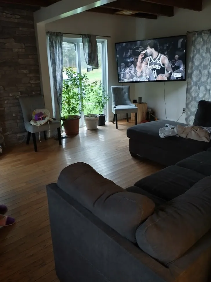 4 bed, 2500 sqft, $2,500 — Photo 2
