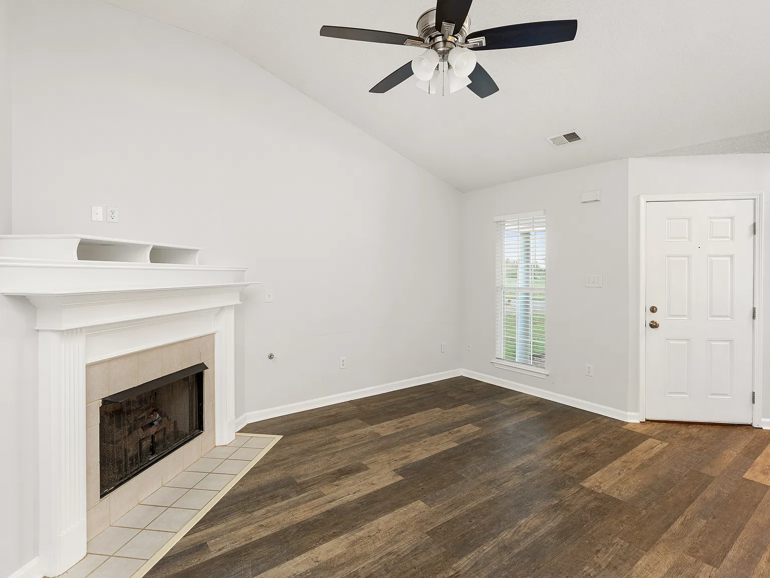 2 bed, 1097 sqft, $1,995 — Photo 3