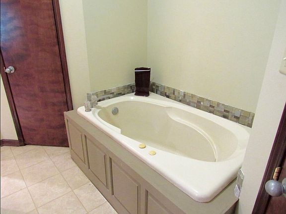 Master bath jetted tub