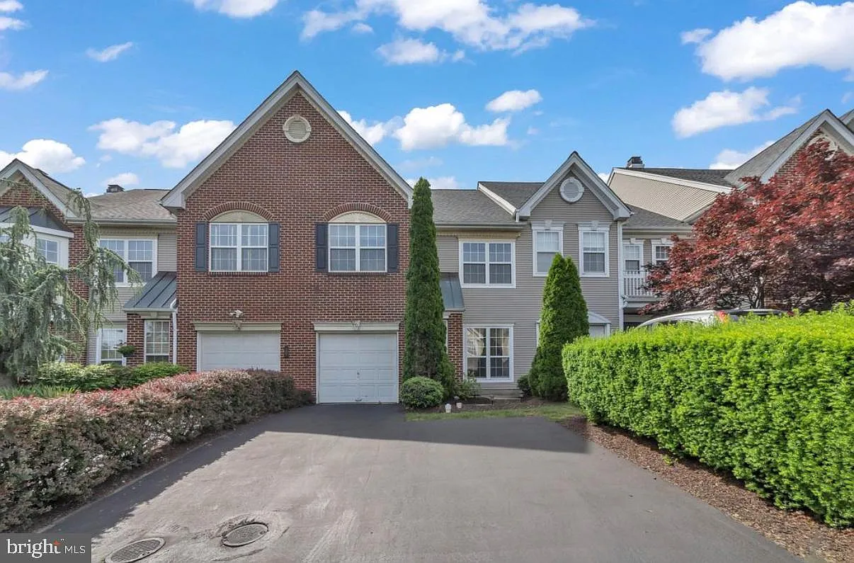 3 bed, 2.5 bath, 1900 sqft, $3,295 — Photo 1
