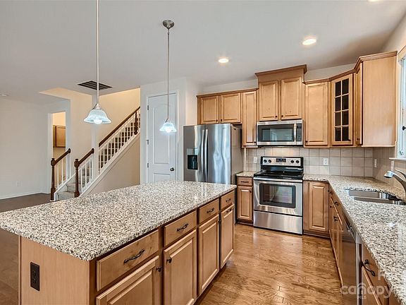 5th image of 105 Cranbrook Ln
