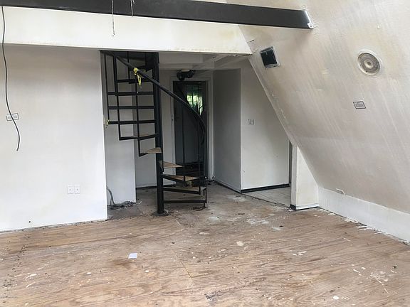 3rd image of 109 Balsam Ln