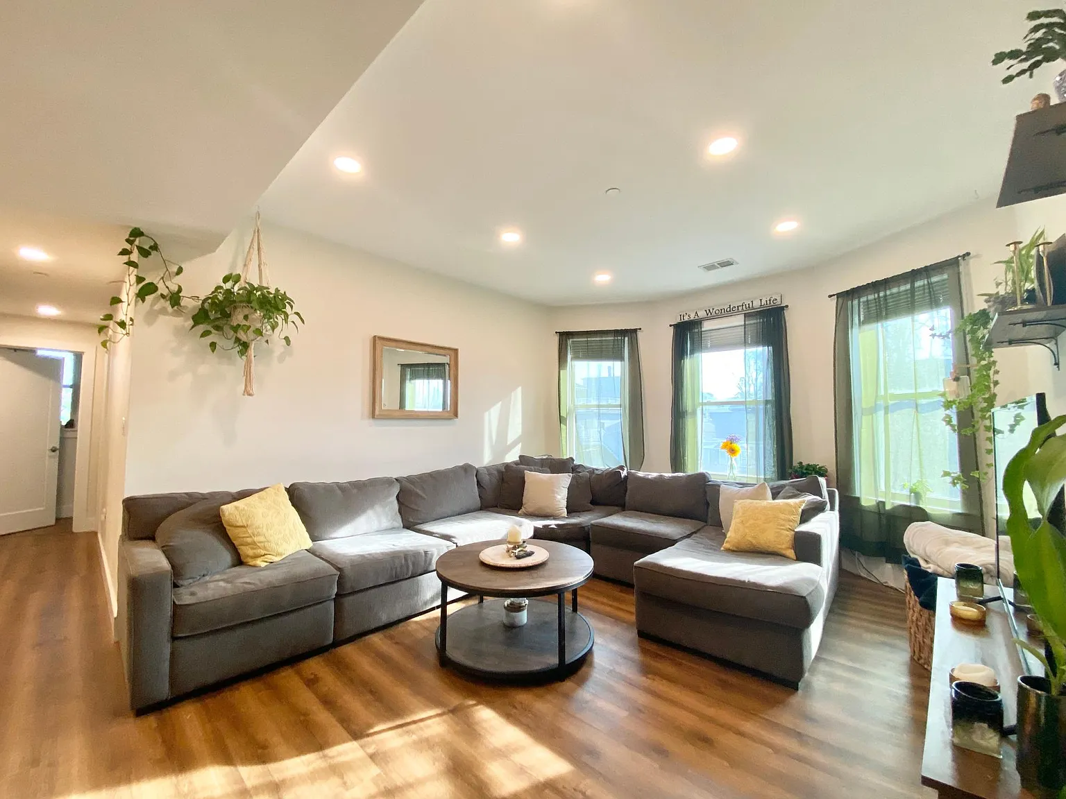 3 bed, 9999 sqft, $3,500 — Photo 2