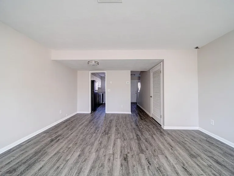 2505 S Charles Blvd — Photo 28