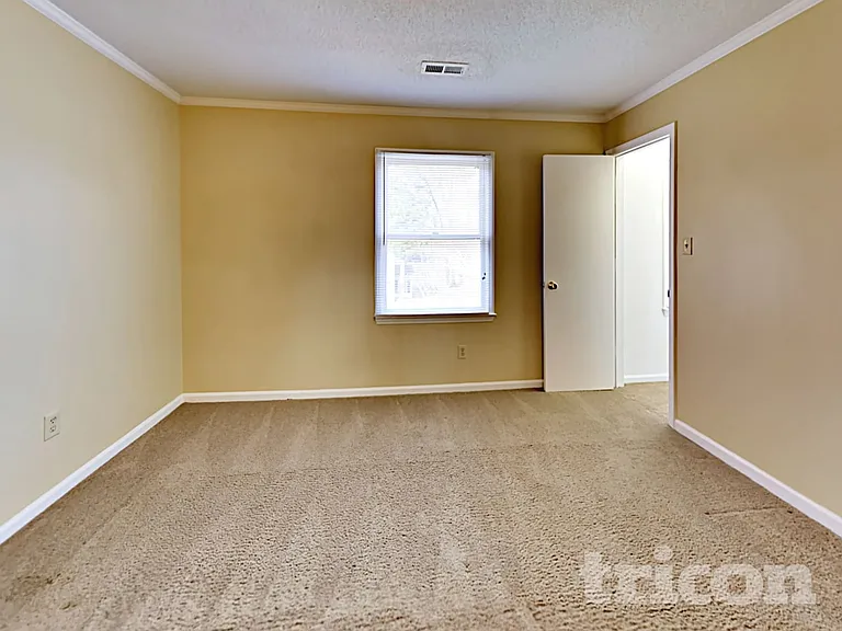 2820 Royal Ridge Ln — Photo 9