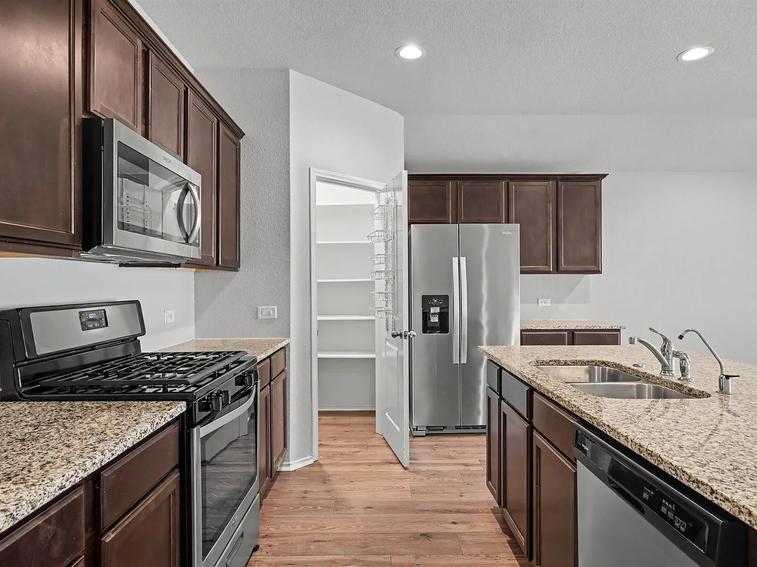 4 bed, 2.0 bath, 1820 sqft, $1,990 — Photo 3