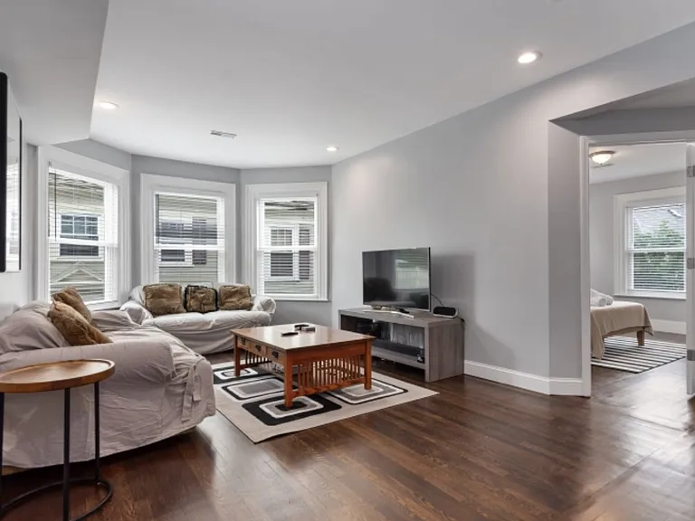 7 Abbotsford St #2 — Photo 4