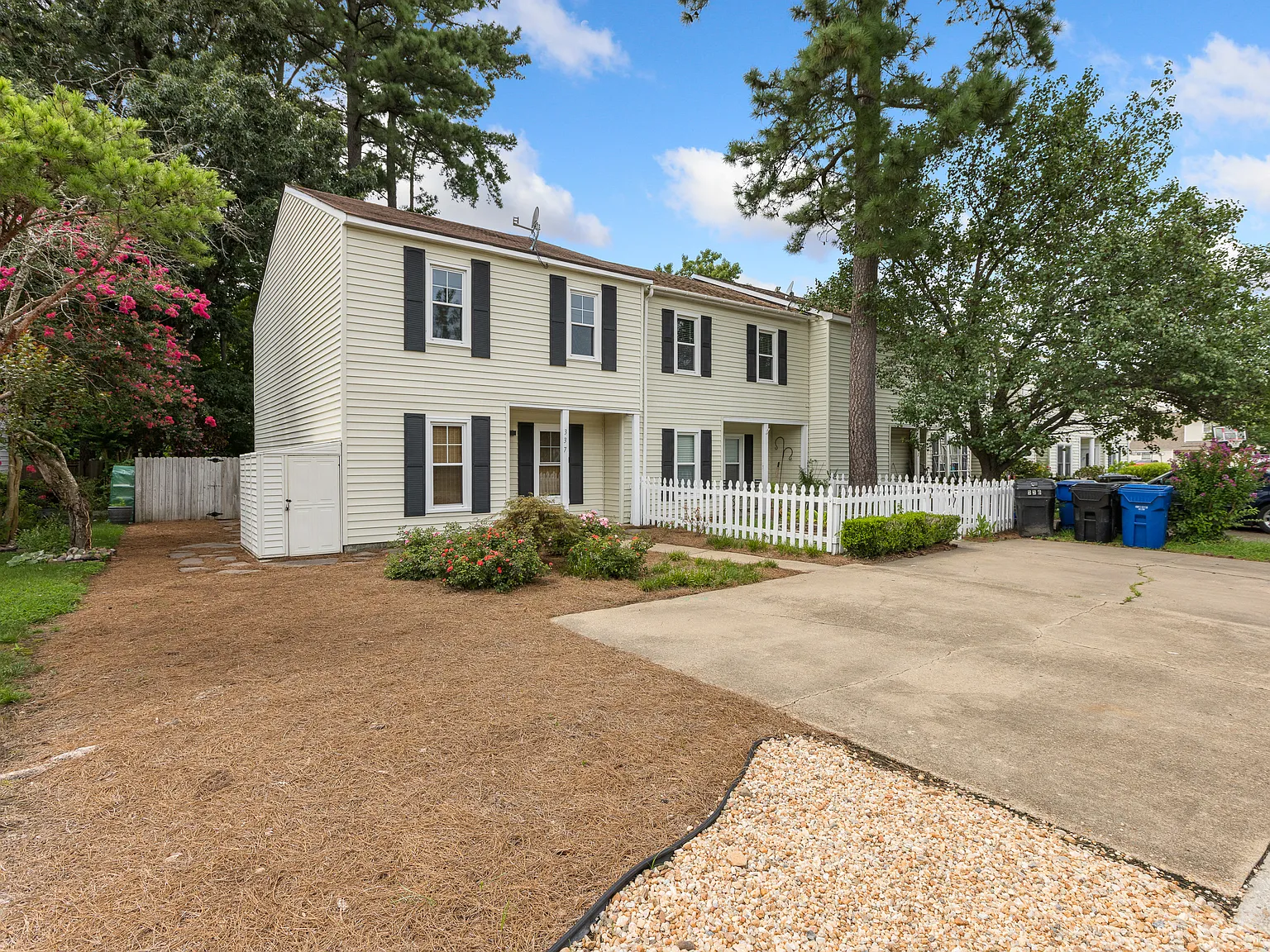 337 Hutton Cir — Photo 2