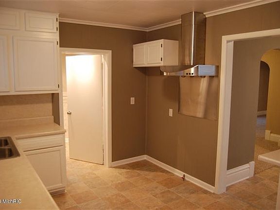 3rd image of 410 Fernando St NE