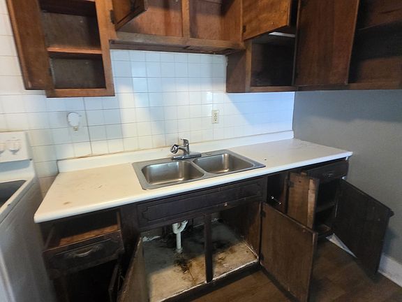 3rd image of 1303 E Hickory St