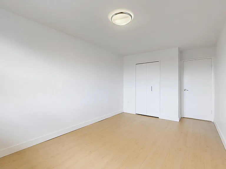 498 Queens Ave — Photo 6