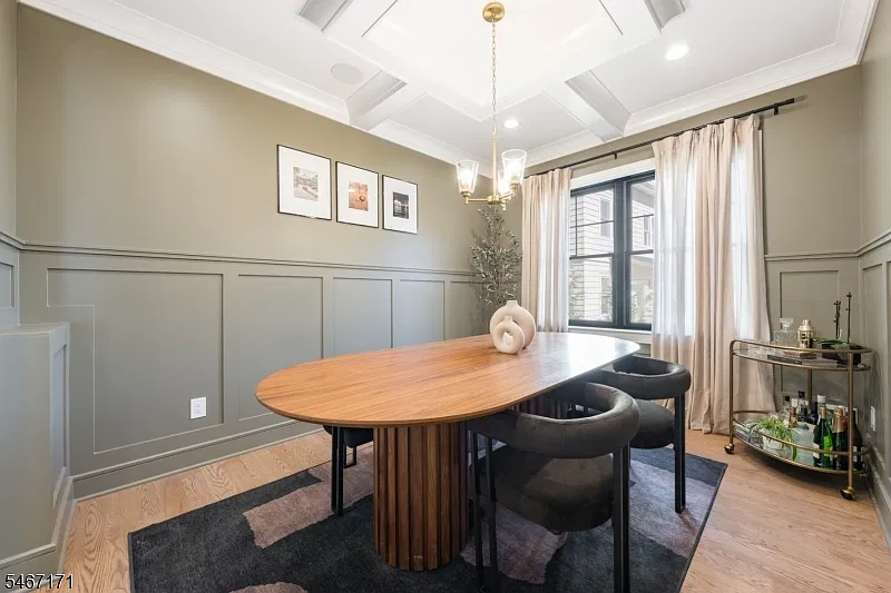 5 bed, 4.5 bath, $8,995 — Photo 2