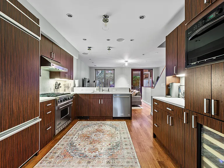 459 W 44th St #A — Photo 3