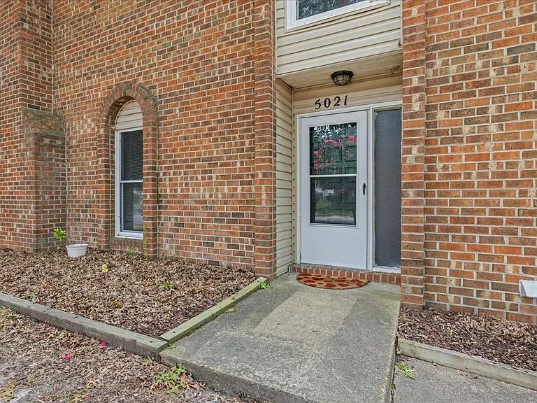 5021 Clairmont Ct — Photo 1