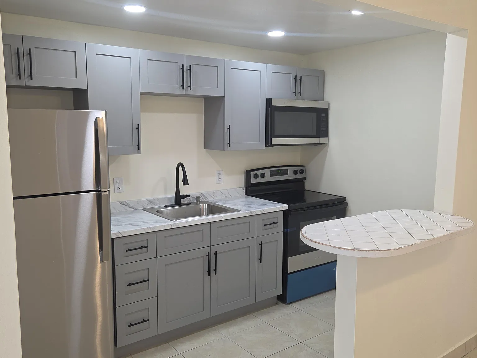 2 bed, 70 sqft, $2,300 — Photo 4