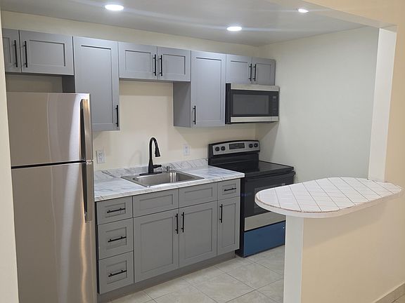 4th image of 1550 SW 3rd St #1