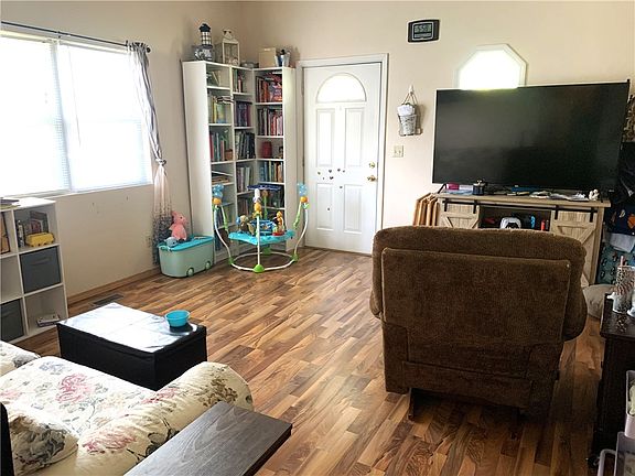4th image of 204 Wells St