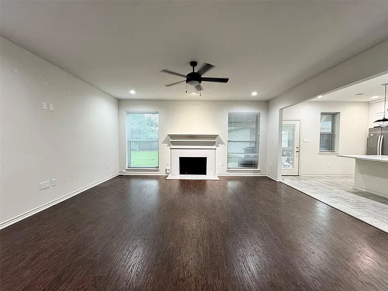 3811 Stockbridge Dr — Photo 4