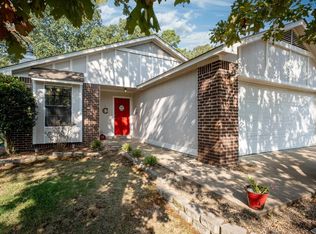 33 Oakridge Dr, Maumelle, AR 72113