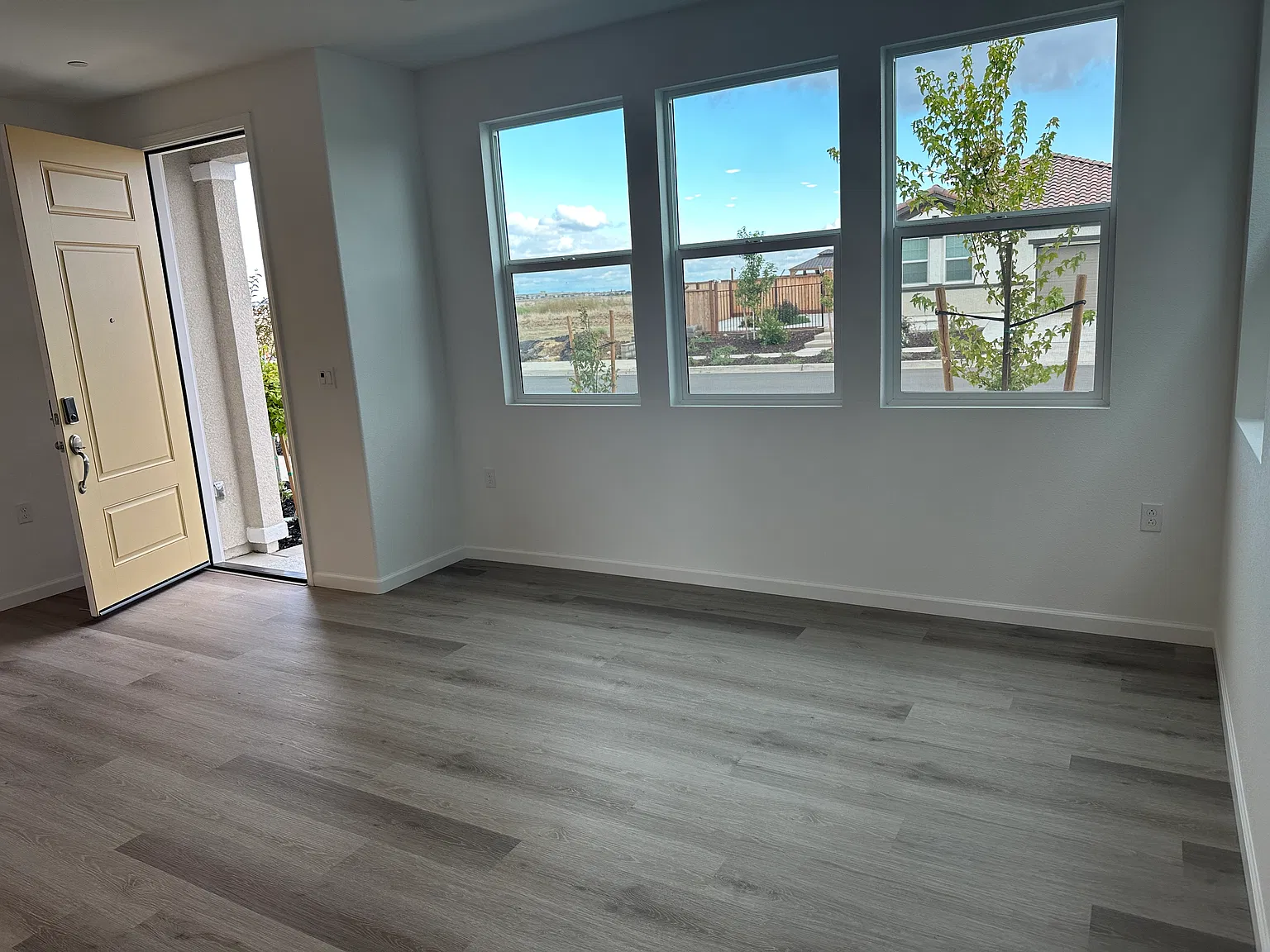 4 bed, 2070 sqft, $3,450 — Photo 4