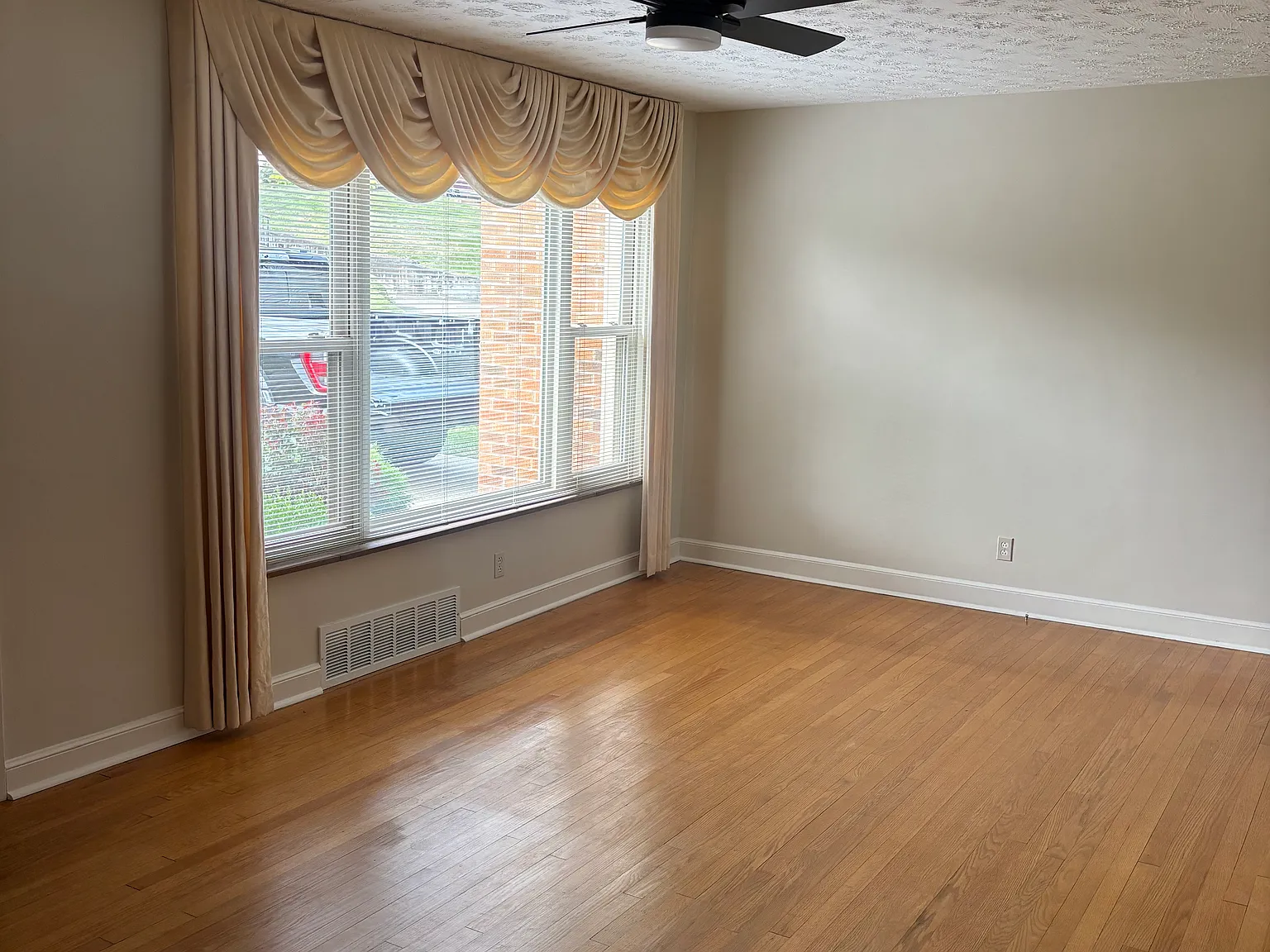 3 bed, 1300 sqft, $1,400 — Photo 2