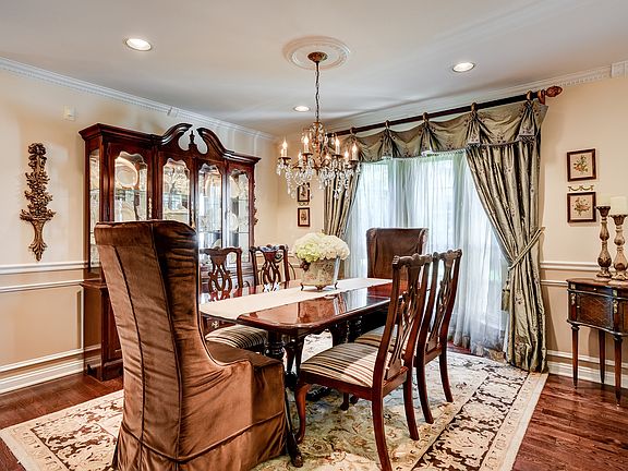 Dining Rm w/hardwood floors,