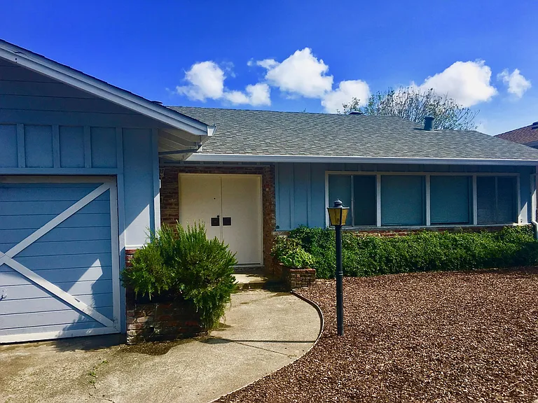 48 Tampa Dr — Photo 1