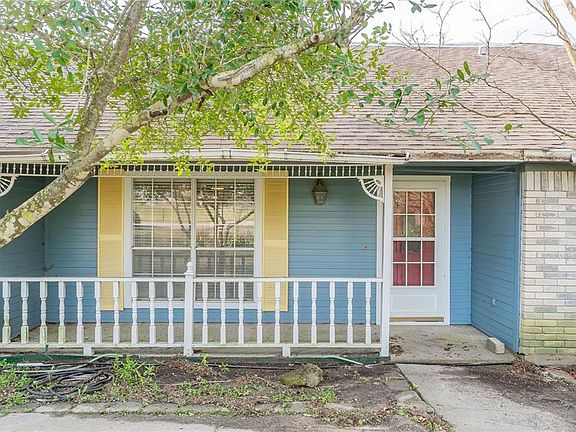 3rd image of 24 Rollingwood Cir